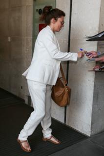 Anna Friel feet photo thumbnail