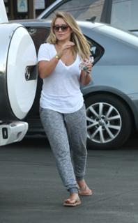 Hilary Duff feet photo thumbnail