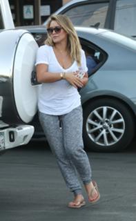 Hilary Duff feet photo thumbnail