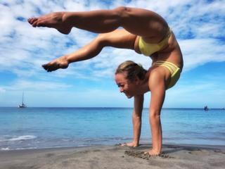 Kino MacGregor feet photo thumbnail