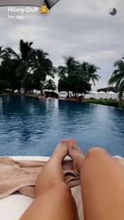 Hilary Duff feet photo thumbnail