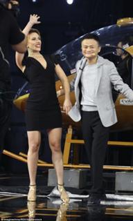 Scarlett Johansson feet photo thumbnail