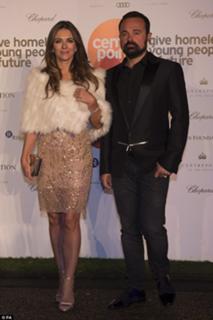 Elizabeth Hurley feet photo thumbnail
