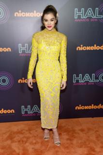 Hailee Steinfeld feet photo thumbnail