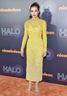 Hailee Steinfeld feet photo thumbnail