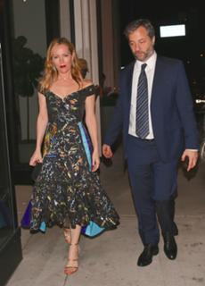 Leslie Mann feet photo thumbnail