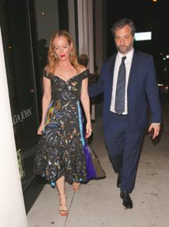 Leslie Mann feet photo thumbnail