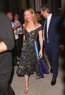Leslie Mann feet photo thumbnail
