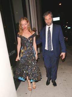 Leslie Mann feet photo thumbnail