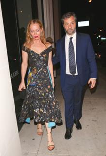 Leslie Mann feet photo thumbnail