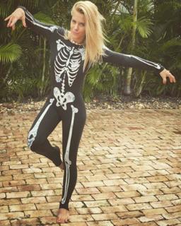 Carolina Dieckmann feet photo thumbnail