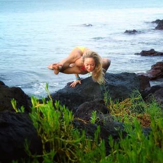 Kino MacGregor feet photo thumbnail