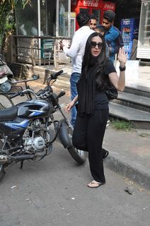 Karisma Kapoor feet photo thumbnail