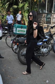 Karisma Kapoor feet photo thumbnail