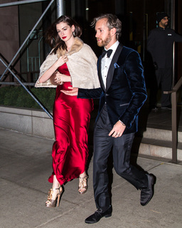Anne Hathaway feet photo thumbnail