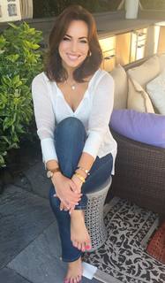 Lisa Robertson feet photo thumbnail