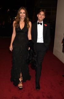 Elizabeth Hurley feet photo thumbnail