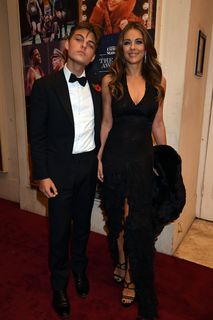 Elizabeth Hurley feet photo thumbnail