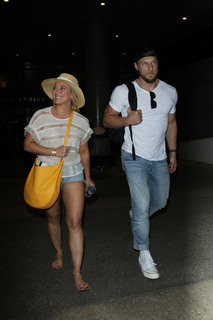 Hilary Duff feet photo thumbnail