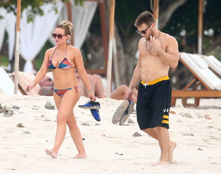 Hilary Duff feet photo thumbnail