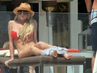 Lindsay Lohan feet photo thumbnail