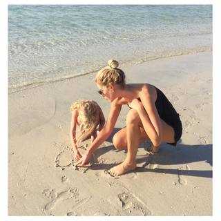 Alessia Marcuzzi feet photo thumbnail