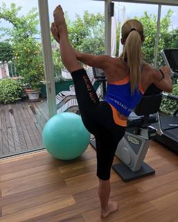 Michelle Hunziker feet photo thumbnail