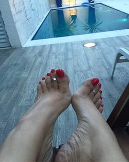 Karin Klemp feet photo thumbnail