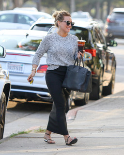 Hilary Duff feet photo thumbnail