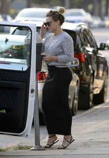 Hilary Duff feet photo thumbnail