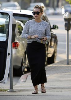 Hilary Duff feet photo thumbnail