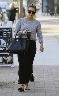 Hilary Duff feet photo thumbnail