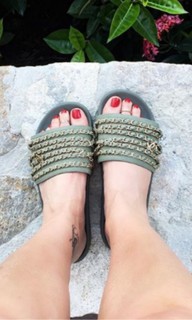 Daisy Fuentes feet photo thumbnail