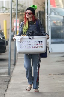 Bella Thorne feet photo thumbnail
