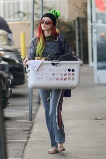 Bella Thorne feet photo thumbnail