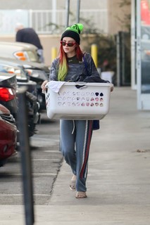 Bella Thorne feet photo thumbnail