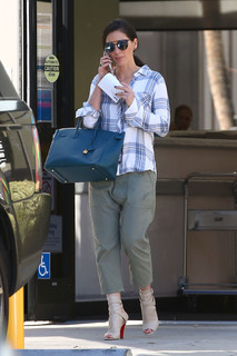 Olivia Munn feet photo thumbnail