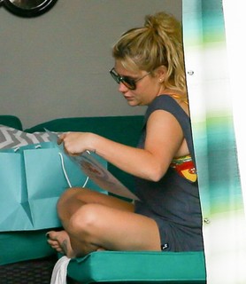 Kesha feet photo thumbnail