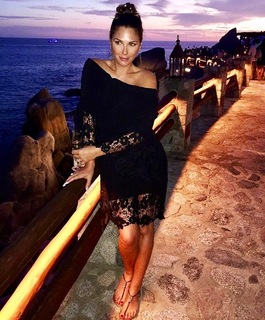 Daisy Fuentes feet photo thumbnail