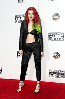 Bella Thorne feet photo thumbnail