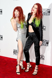 Bella Thorne feet photo thumbnail
