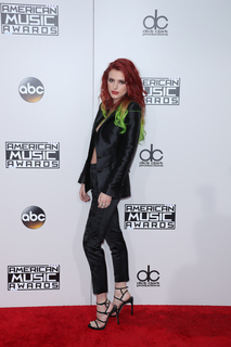 Bella Thorne feet photo thumbnail