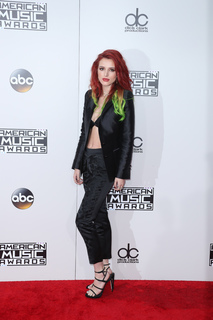 Bella Thorne feet photo thumbnail