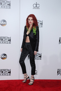Bella Thorne feet photo thumbnail
