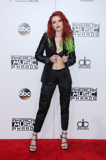 Bella Thorne feet photo thumbnail