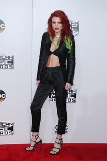 Bella Thorne feet photo thumbnail