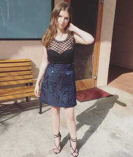 Anna Kendrick feet photo thumbnail