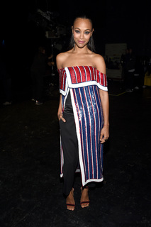 Zoe Saldana feet photo thumbnail
