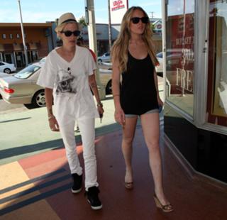 Lindsay Lohan feet photo thumbnail
