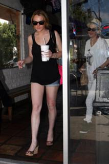 Lindsay Lohan feet photo thumbnail